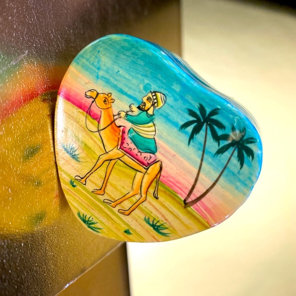 VINTAGE UNIQUE MEDITERRANEAN CAMEL & RIDER DESERT SCENE HEART SHAPED TRINKET BOX - Picture 5 of 10